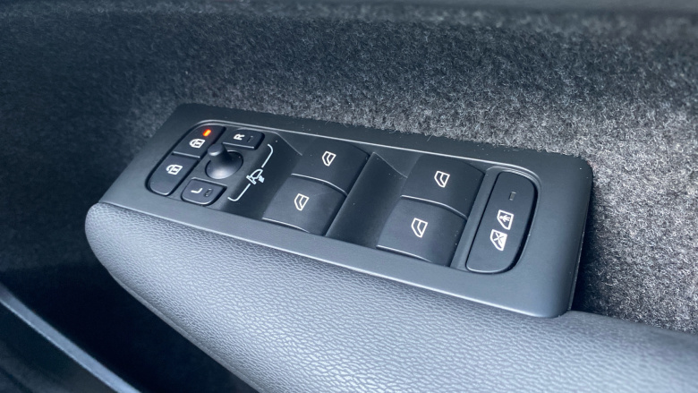 Volvo XC40 2.0 B4P Ultra Dark 5dr Auto Petrol Estate